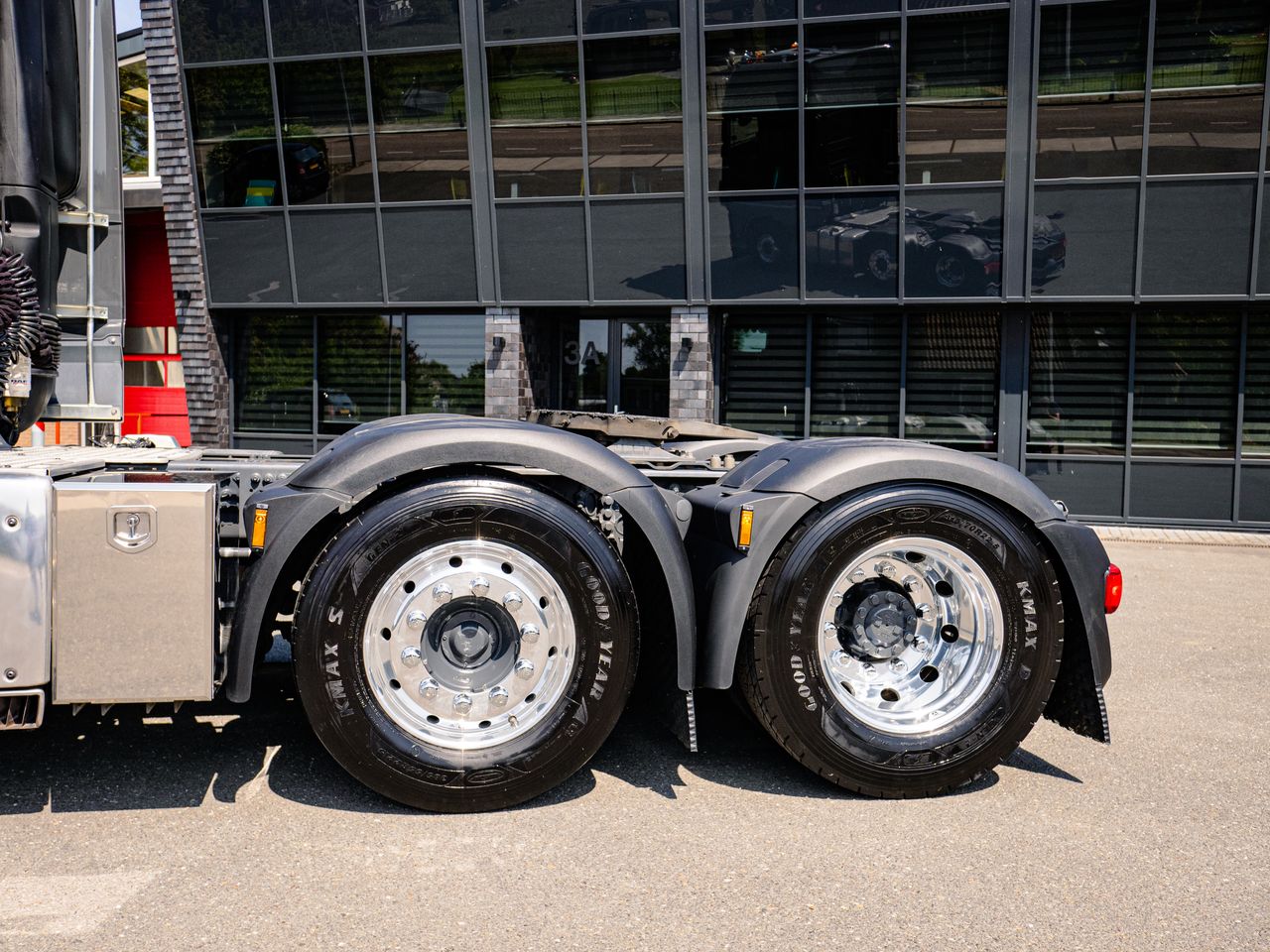 Trailer tire guide - semi-trailer tires on chrome rims